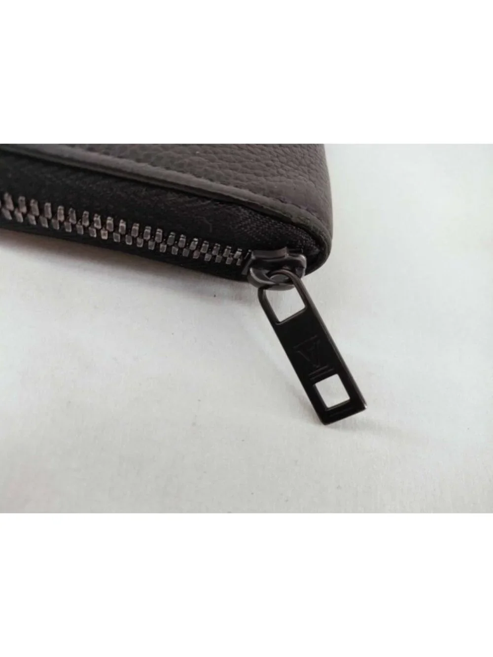 Louis Vuitton Wallet Aerogram Zippy Vertical Black Leather Zip Around Silver